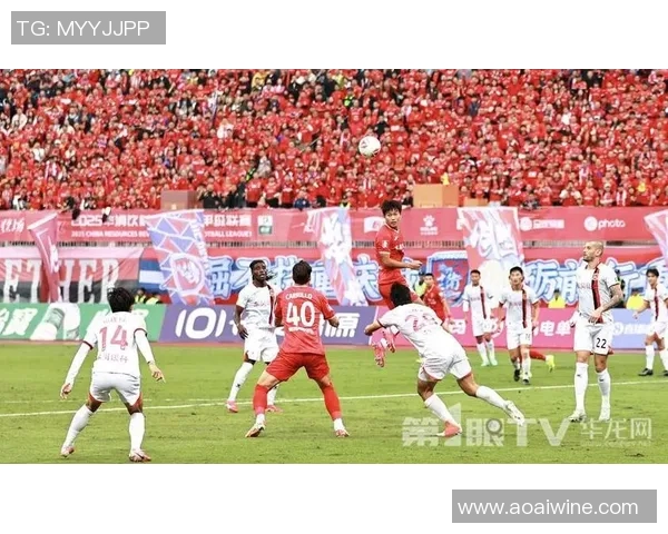 上港与重庆激战正酣比分悬念迭起引发球迷热议 上港与重庆激战正酣比分悬念迭起引发球迷热议